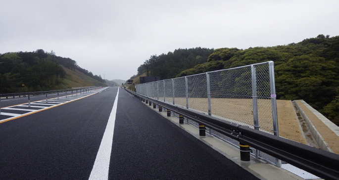 鳥取西道路本高外防護柵工事 施工写真