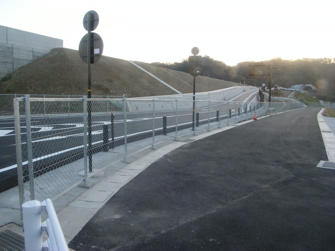 鳥取西道路本高外防護柵工事 施工写真